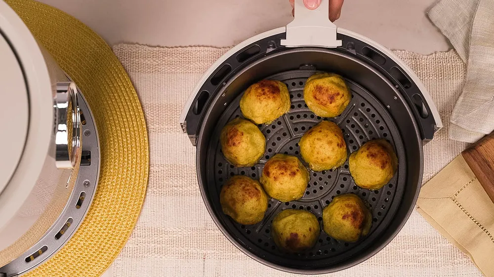 bolinho de batata doce na fritadeira elétrica