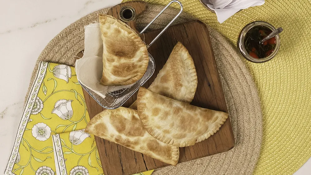 pastel de queijo na fritadeira elétrica